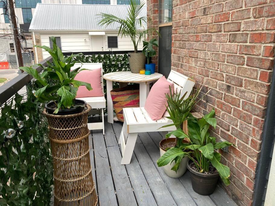 Luxury Greenhouse Studio Apartment Остин Екстериор снимка